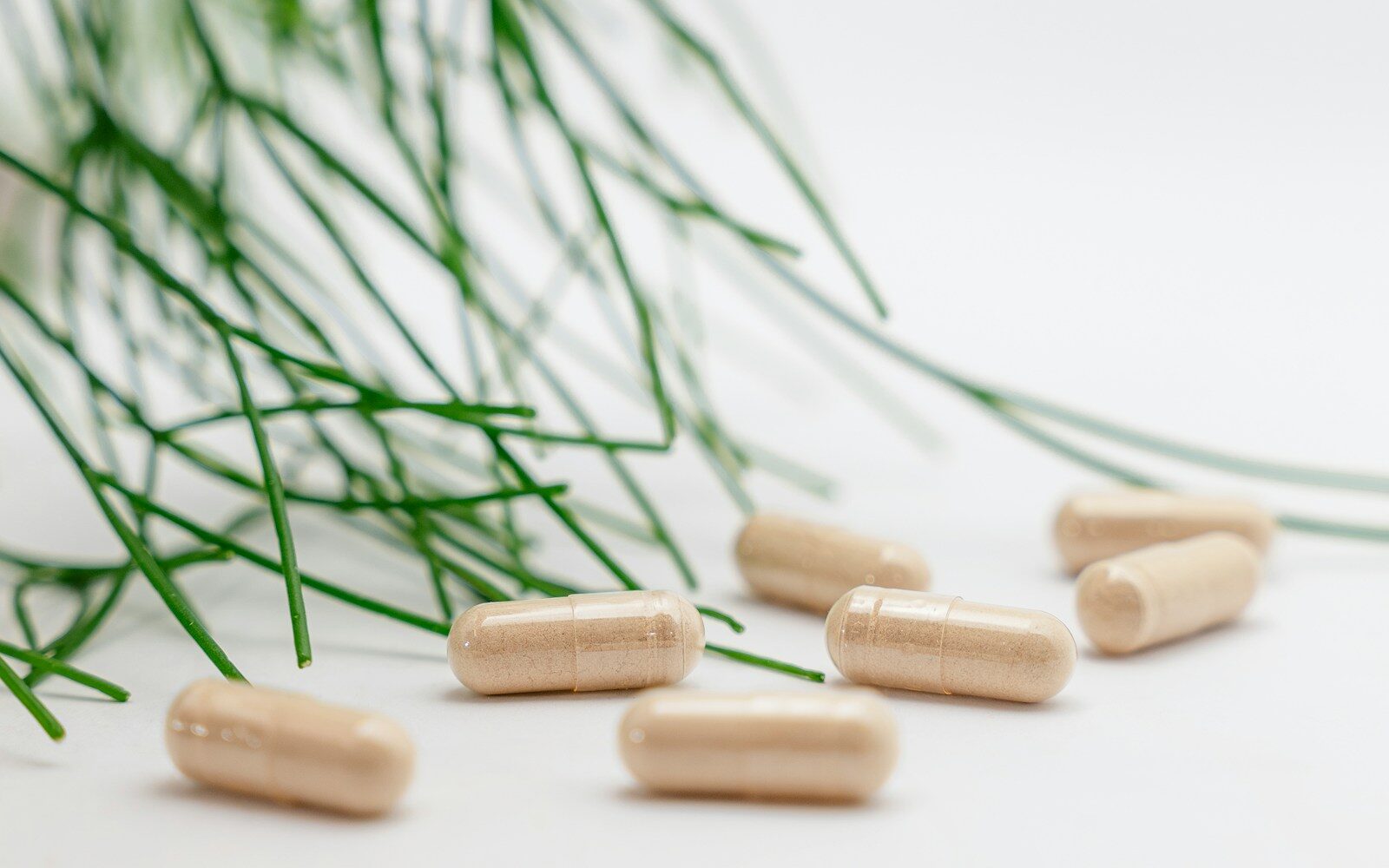 Papildai menopauzės metu: ką verta žinoti prieš renkantis?